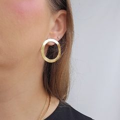 Brinco Orgânico Círculo Vazado Martelado Banho Ouro 18K - comprar online