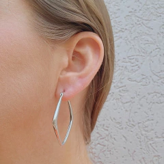 Brinco Argola Formato Losango Banho Ródio Branco na internet