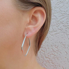 Brinco Argola Formato Losango Banho Ródio Branco