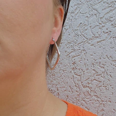 Brinco Argola Formato Losango Banho Ródio Branco - Semijoias em Brincos, Colares, Anéis e Pulseiras | Lua Mia Semijoias