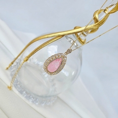 Colar Gota Fusion Rosa Cravejada de Zircônias Brancas Banho Ouro 18K na internet
