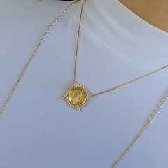 Colar Pingente Medalha Nossa Senhora das Graças Cravejada de Zircônias Brancas e Pontos de Luz Banho Ouro 18K - comprar online