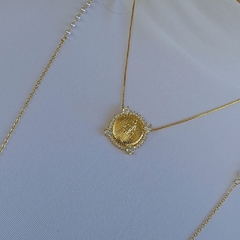Colar Pingente Medalha Nossa Senhora das Graças Cravejada de Zircônias Brancas e Pontos de Luz Banho Ouro 18K