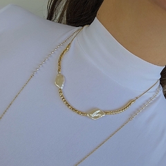 Colar Canutilhos Texturizados e Pérolas Assimétricas Banho Ouro 18K