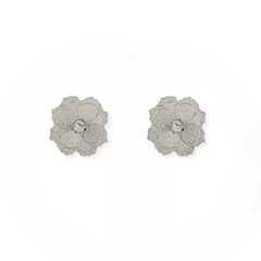Brinco Flor Rendada Folheado Prata - comprar online
