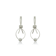 Brinco Haste Cruzada e Designer Oval com Esfera Banho Ródio Branco