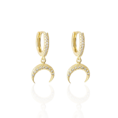 Brinco Argolinha Cravejada com Zircônias Brancas e Pingente Chifre Italiano Banho Ouro 18K