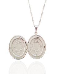 Relicário Oval Trabalhado Banho Ródio Branco - comprar online
