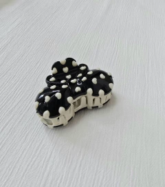 Pinza broche lunares negro y corazones blancos - Florencia Casarsa