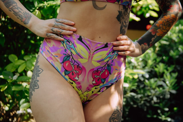 Tiro alto less o vedetina butterfly and cherries