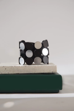 Brazalete Abstraction Acrylic - Negro & Plata - Iskin Sisters