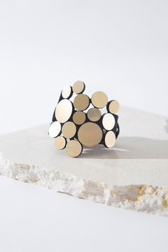 Brazalete Abstraction Acrylic Asimétrico - Oro