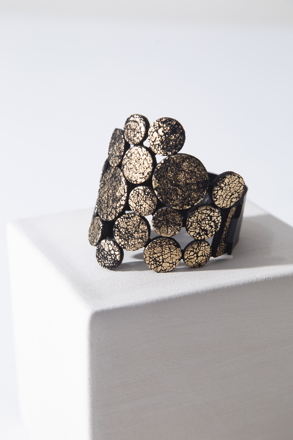 Brazalete Abstraction Asymmetric Cuero - Oro thumbnail 3