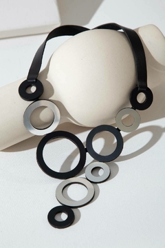 Collar Frame Circle V - Plata/Negro