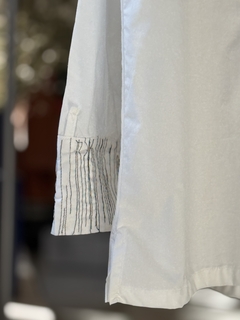 Camisa Off Shoulder Off White - Upcycled - comprar online