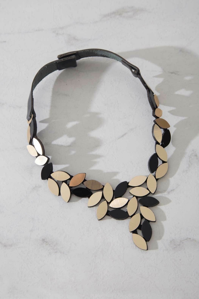 Collar Kate Leaves V - Negro & Oro thumbnail 2