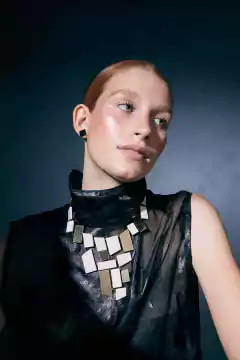 Collar Piet en V - Oro & Blanco - Iskin Sisters