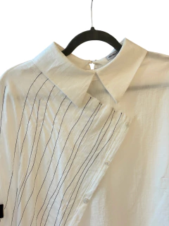 Imagen de Blusa Oversize Blanca Irregular - Upcycled