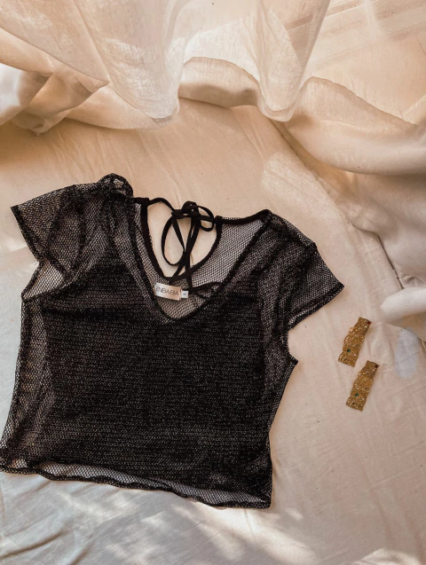 REMERA INES NEGRO Y DORADO - comprar online