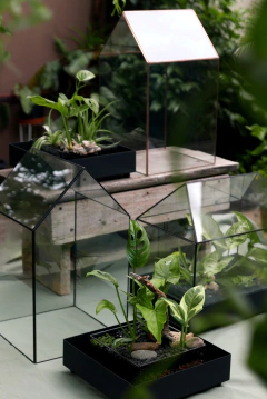 CASA INVERNADERO CON BASE DE METAL - LAPIN DECO
