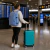 Combo 2x1: Mochila Crossover Viajera + Valija Carry On American Tourister