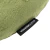 Detalle de la etiqueta de la Almohada Inteligente Wanderlust en color verde militar, mostrando la textura suave del producto.