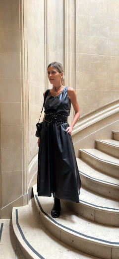 POLLERA MIDI CUERINA CON BOLSILLOS- NEGRA - comprar online