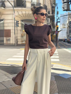 Imagen de TOP CON VOLADOS Y ESPALDA ABIERTA - TOP BAMBI CHOCOLATE