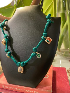 COLLAR VIVALDI MULTIDIJES- VERDE en internet