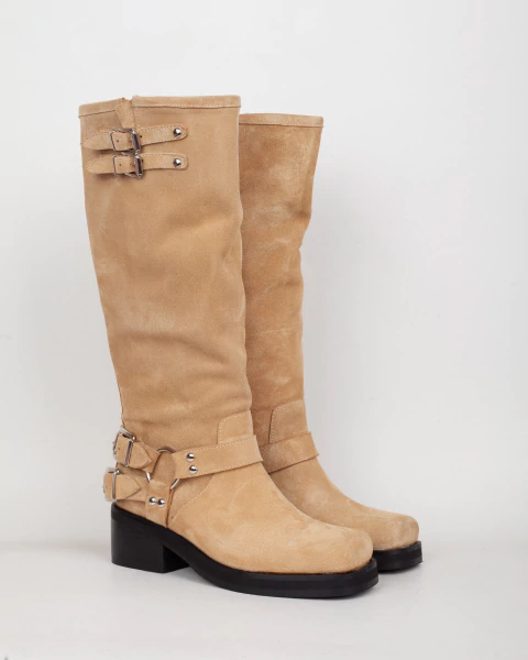 Botas estilo charro de gamuza color camel, con hebillas y tacón bajo.