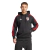 Buzo con capucha Adidas negro con franjas rojas en las mangas y escudo de River Plate en el pecho, modelo masculino