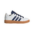 Zapatillas Adidas Grand Court 2.0 para niños, color blanco con detalles en azul marino y suela de goma marrón.