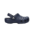 Zapatos Crocs clásicos para niños en azul oscuro, con diseño ventilado y correa ajustable.