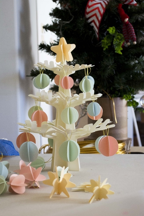 ÁRBOL CON ADORNOS PASTELES