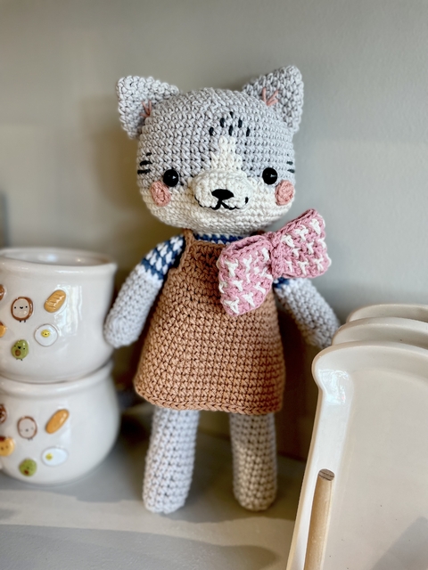 AMIGURUMI GATA VESTIDO MARRÓN - comprar online