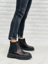 Borcego de cuero con elástico lateral moda mujer negro