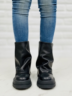 Bota Paul Black en internet