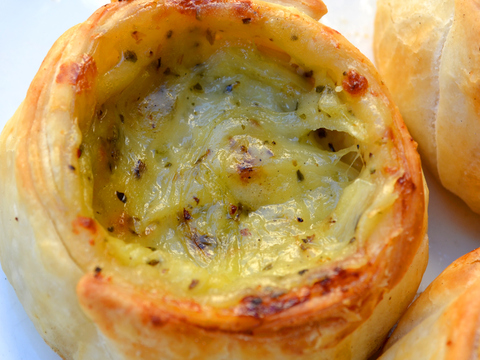 Canastita de queso, cebolla y oliva. x 6 unidades