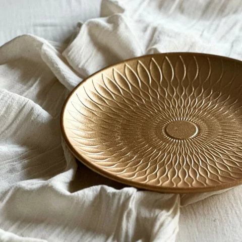 Bandeja de madera en color dorado