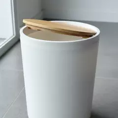 Cesto de Basura Blanco Tapa Bambu
