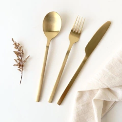 Cubiertos dorados. Juego x 3 unidades.