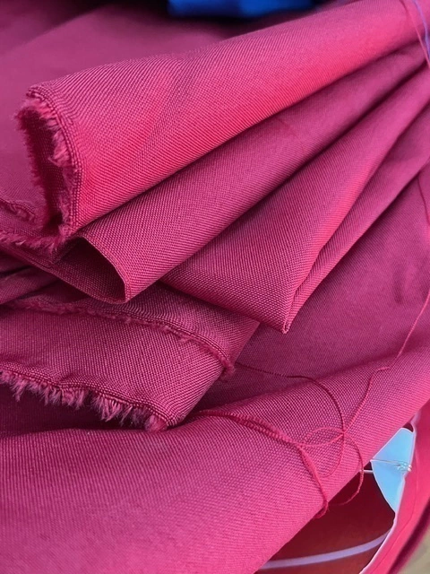 1M DE GABARDINA BORDO ~ TEJIDO PLANO