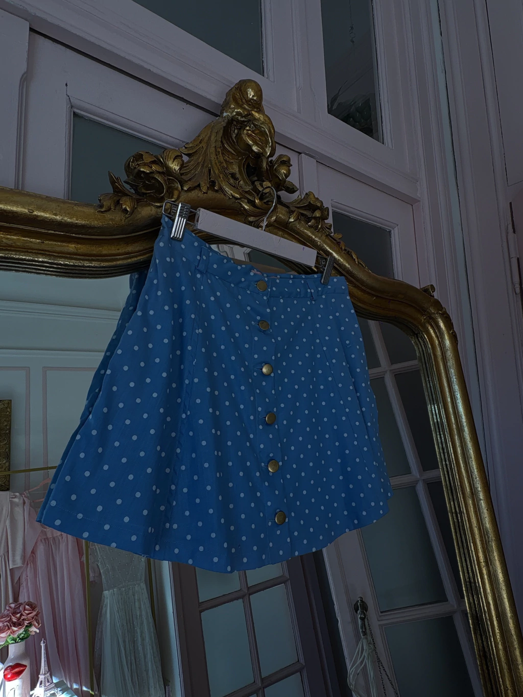 MUESTRA FALDA MARGOT DE GABARDINA ~ CELESTE C/ PUNTITOS