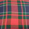 Tela de lana con diseño de cuadros en tonos rojo, verde y azul marino.