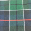 Tejido de lana Kilt en diseño de cuadros con tonos verdes, azul y una línea roja.
