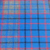 Tejido de lana Kilt con diseño de cuadros en tonos azules, grises y rojos.