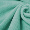Primer plano de una tela toalla de microfibra color aqua, con textura suave y arrugada.