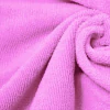 Toalla de microfibra de color rosa enrollada