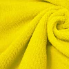 Toalla de microfibra amarilla enrollada, con textura suave y absorbente.