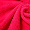 Toalla de microfibra fucsia, suave y absorbente, en primer plano.